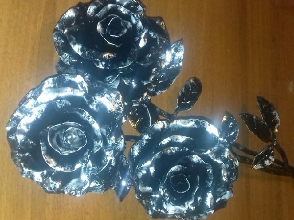 Mazzo di tre rose in ferro – Castelletto Cervo