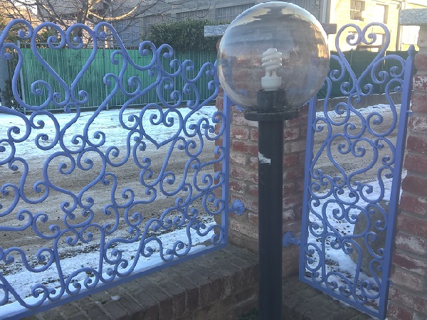 Dettaglio recinzione in ferro cancello di ingresso con rami e uccellini – Runa Biella – runabiella.noblogs.org